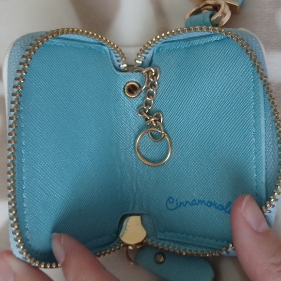 Cinnamon roll key case holder - Picture 3 of 5